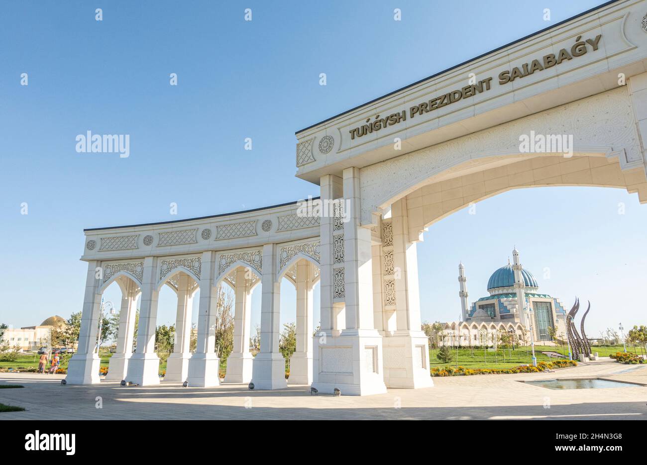 Ingresso ad arco al Parco del primo presidente di Kazakshtan, in fase di ristrutturazione. Destinazioni turistiche e di viaggio in Turkistan, Kazakistan. Foto Stock