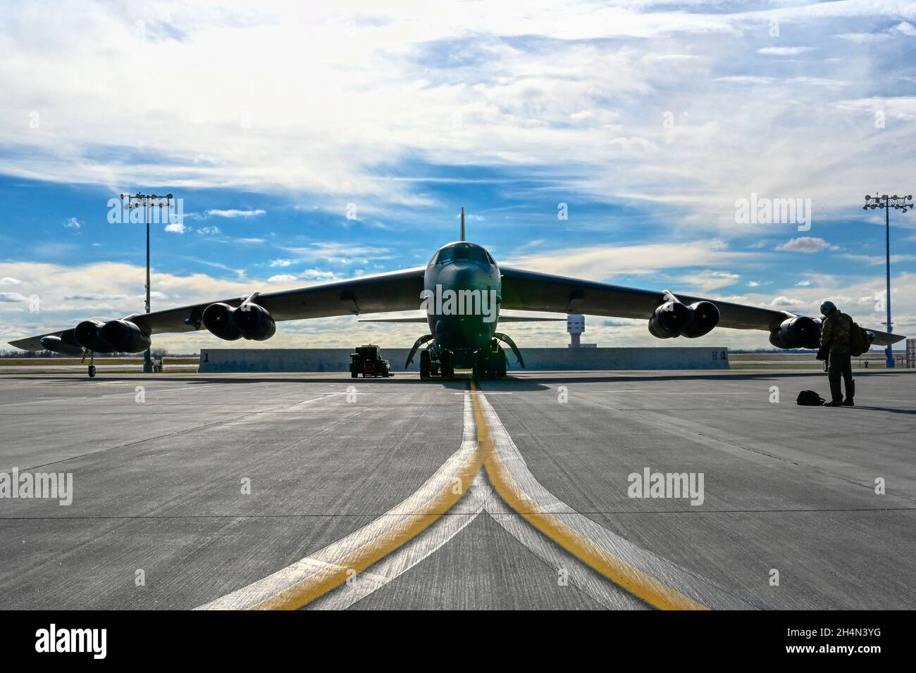 Un B-52H Stratofortress è preparato per combattere alla base dell'aeronautica di Minot, N.D., 25 ottobre 2021. L'ultimo B-52H costruito è stato consegnato nel mese di ottobre 1962. (STATI UNITI Air Force foto di Airman 1st Class Zachary Wright) Foto Stock