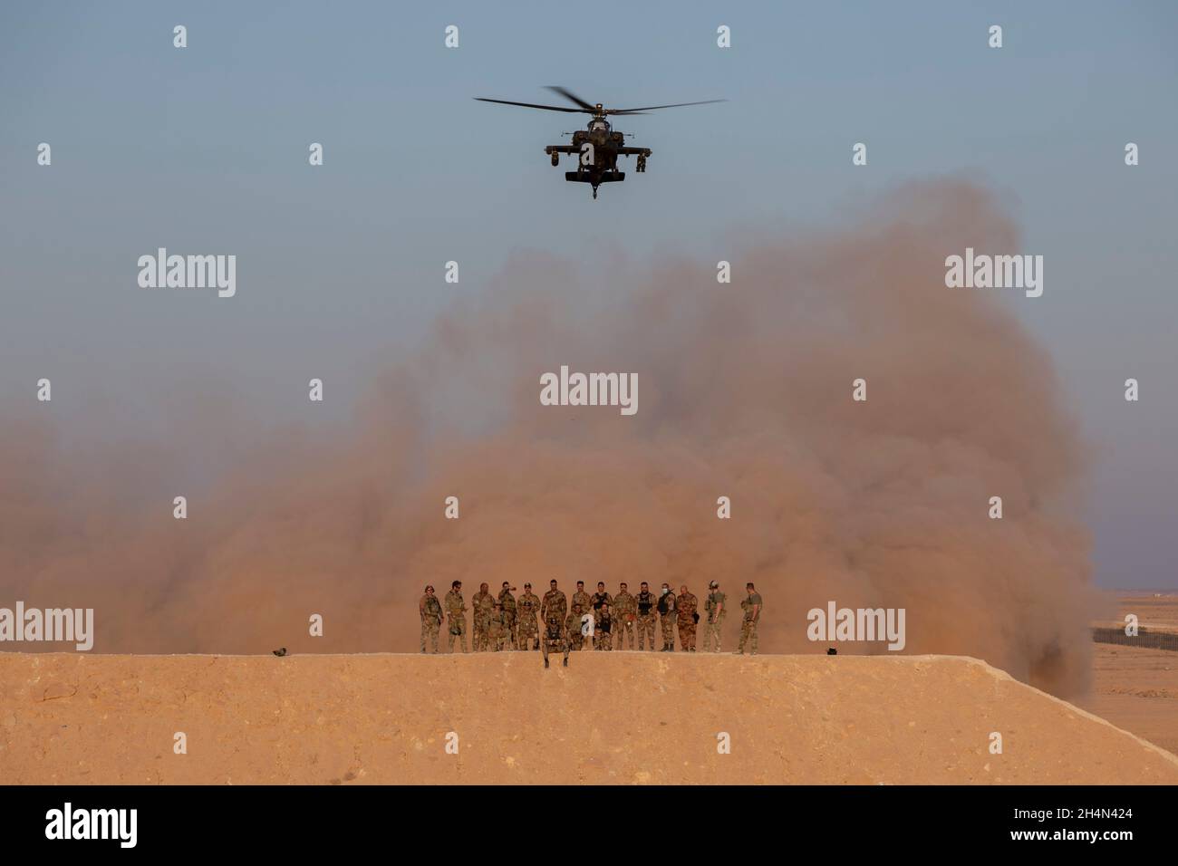 I controllori di attacco tattico iracheni (ITAC) della Counter Terrorism Services and Coalition Joint Attack Controllers (JTAC) pongono per una foto di gruppo vicino alla base aerea di al Asad, Iraq, 22 ottobre 2021. Il gruppo ha partecipato all'esercizio Phoenix Fires per consentire agli ITAC di perfezionare le loro competenze. (STATI UNITI Esercito Foto di personale Sgt. Jose A. Torres, Jr.) Foto Stock