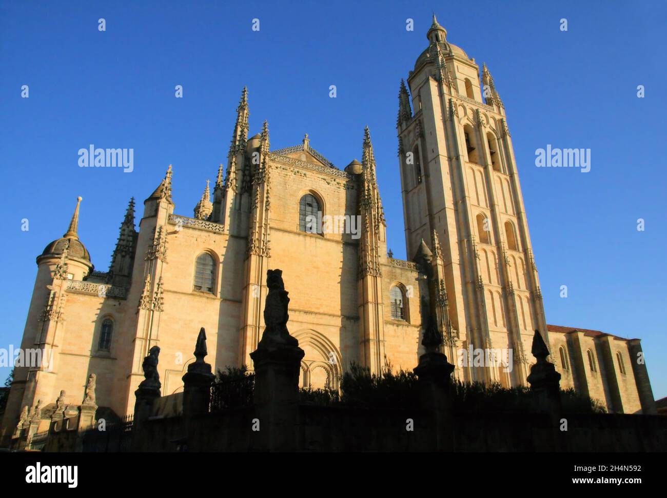 La Cattedrale di Segovia si affaccia sul fronte ovest poco prima del tramonto a Segovia, Castiglia Leon, Spagna Foto Stock