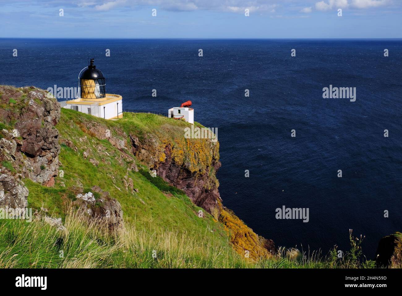 Faro di St Abbs sulla spettacolare scogliera e il blu profondo del Mare del Nord a St ABB's Head, Berwickshire, Scozia Foto Stock