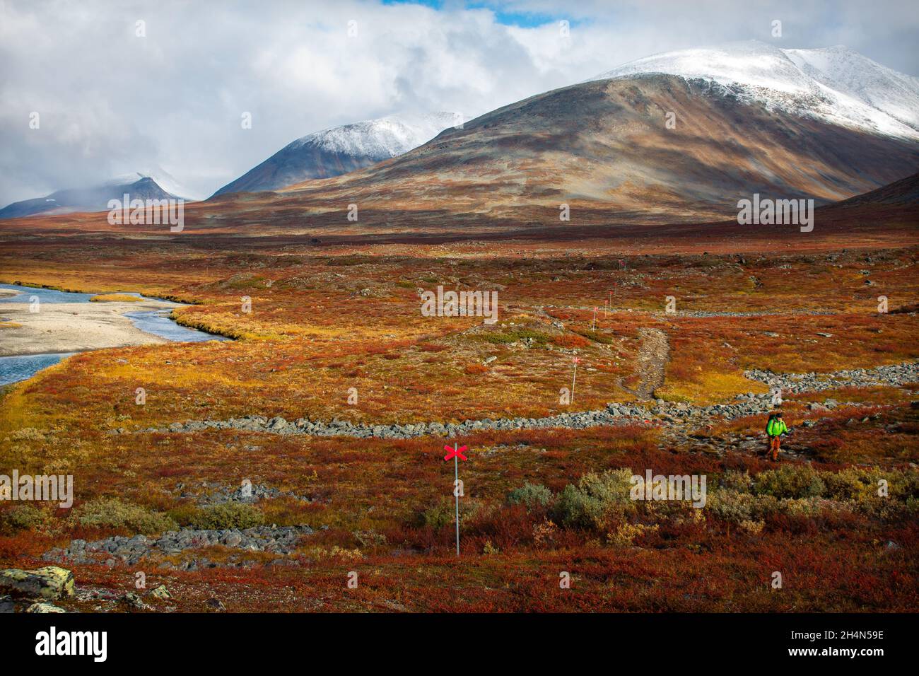 Un piccolo escursionista a Kungsleden sentiero tra Abisko e Nikkaluokta, Lapponia, Svezia, settembre 2020 Foto Stock