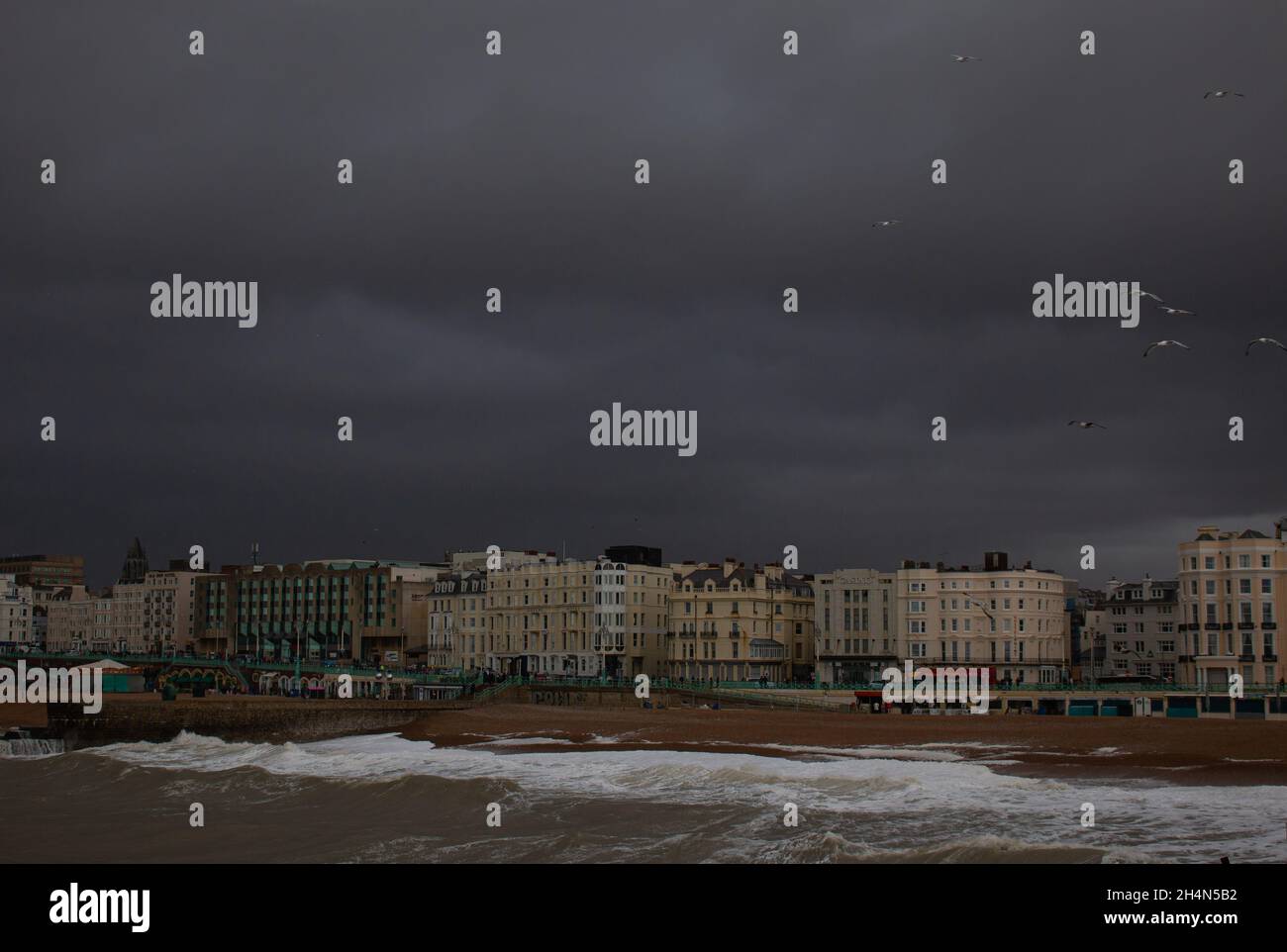 Il lungomare oscuro e tempestoso di Brighton, Gran Bretagna Foto Stock