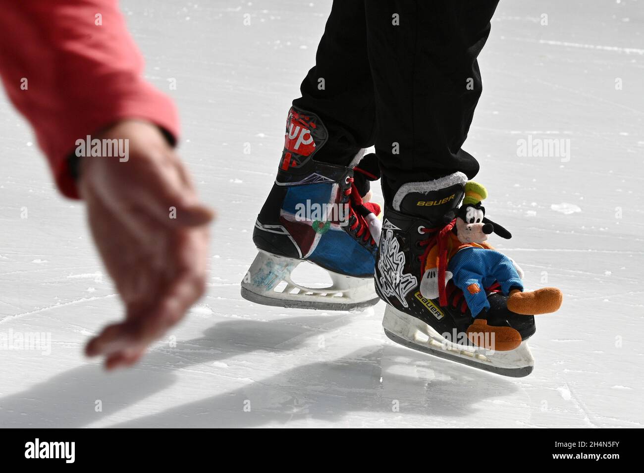 New York, Stati Uniti. 03 novembre 2021. Una struttura di pattinaggio  indossa pattini da ghiaccio decorati con personaggi Disney, mentre la Bank  of America Winter Village riapre a Bryant Park, New York,