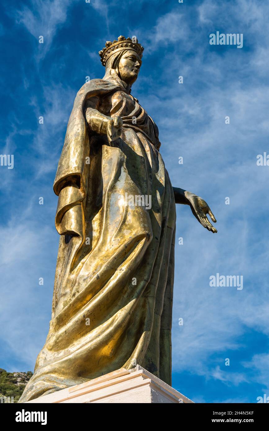 Selcuk, Izmir, Turchia – 3 novembre 2020. Statua gigante in bronzo della Vergine Maria a Selcuk, Turchia. La statua fu eretta nel 1996. Foto Stock