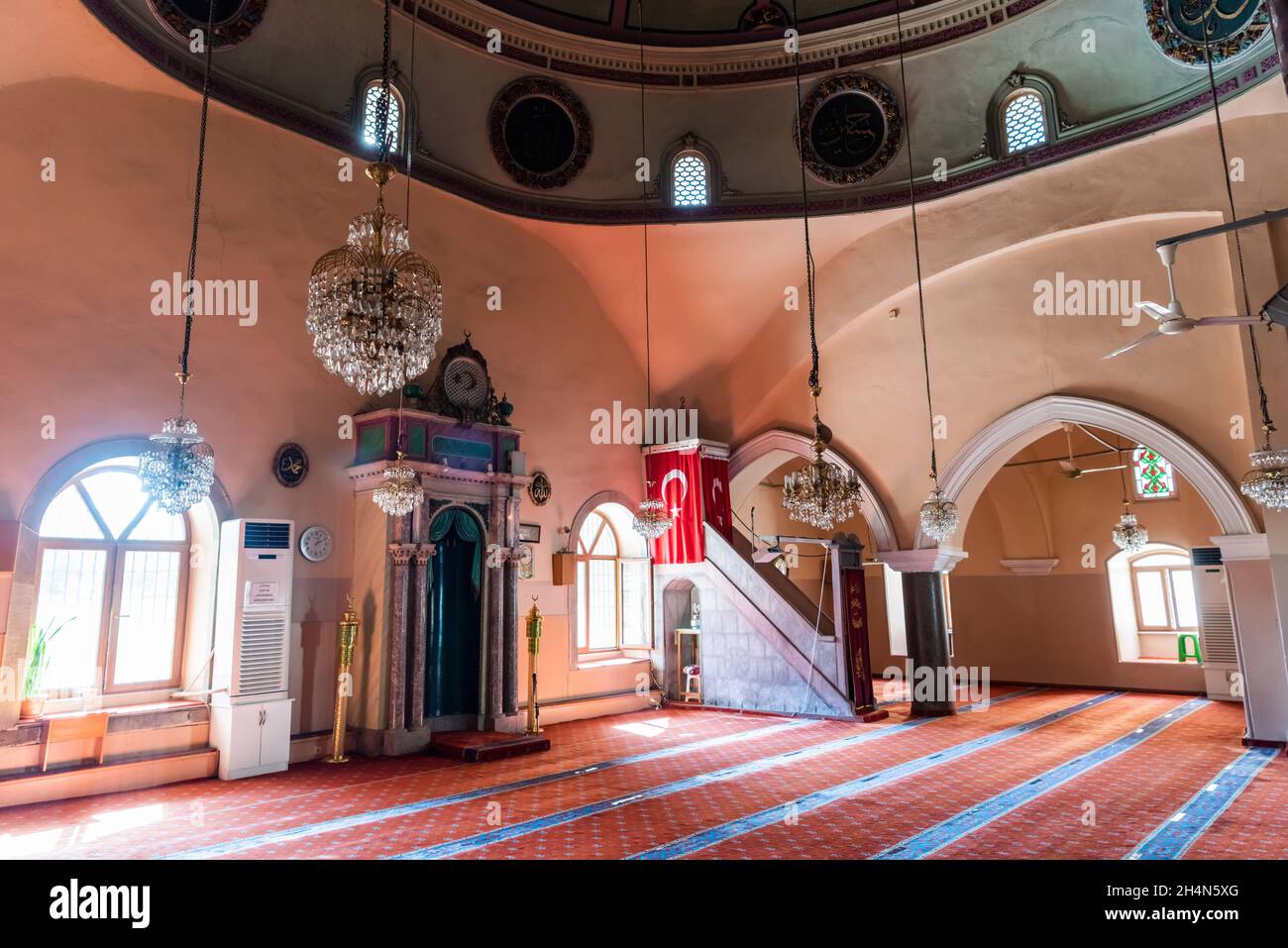 Akhisar, Manisa, Turchia – 9 novembre 2020. Vista interna della sala di preghiera della moschea di Ulu Cami nella città di Akhisar della provincia di Manisa in Turchia. La mosq Foto Stock