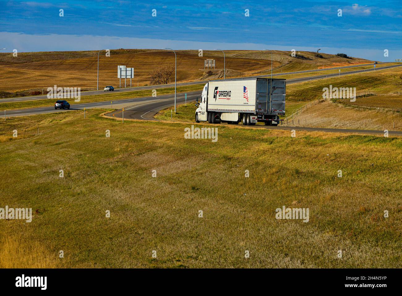 1 novembre 2021, Rural Morton County nel North Dakota occidentale. Trattrice per rimorchi per trattori commerciali sull'interstate 94 per il trasporto di merci. Foto Stock