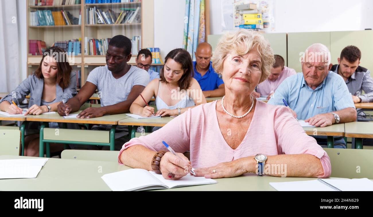 Mature woman take a written exam Foto Stock