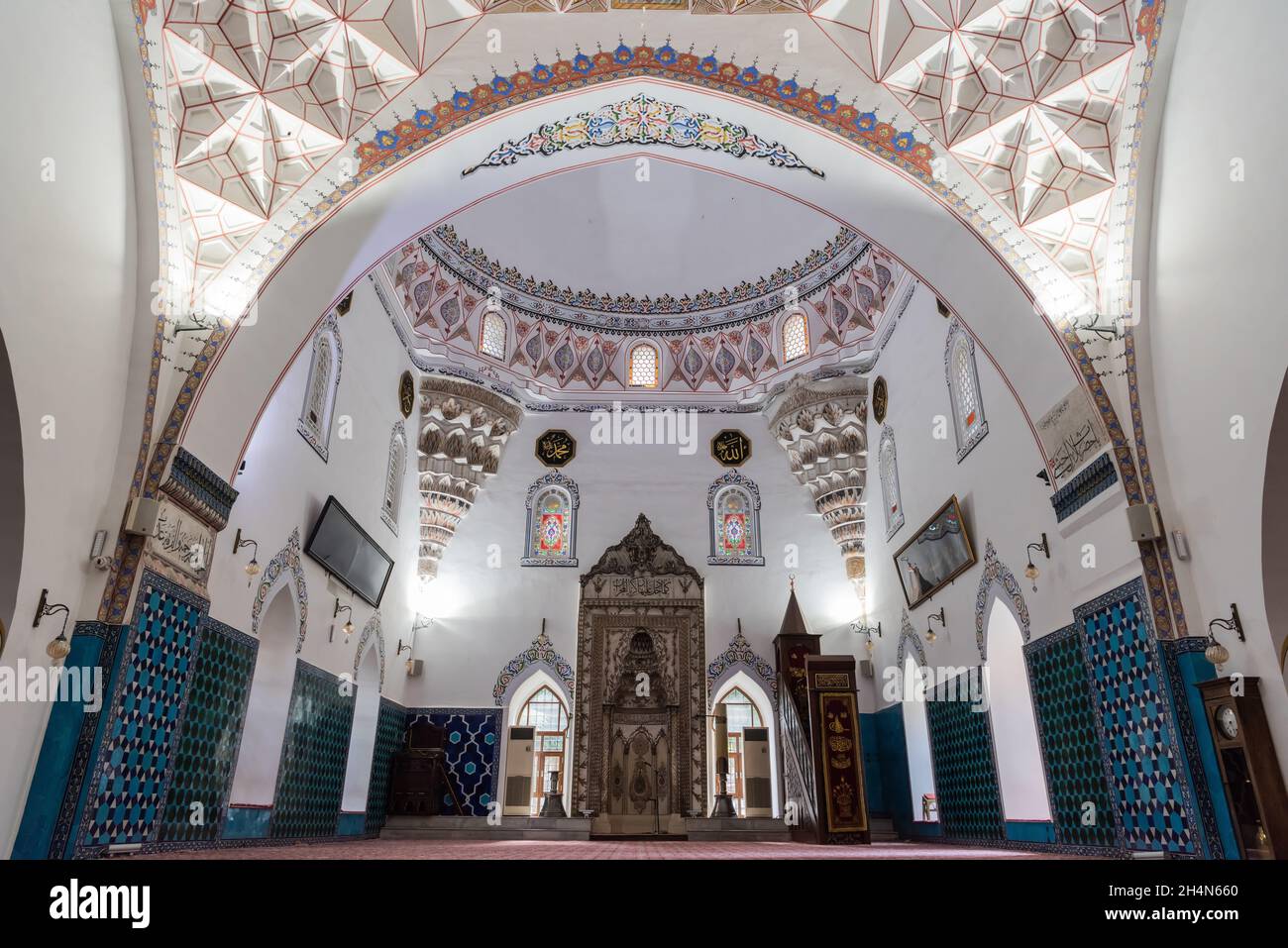 Bursa, Turchia – 10 novembre 2020. Vista interna della moschea di Muradiye, parte del complesso di Muradiye, a Bursa. La moschea risale al 1426. La moschea Foto Stock