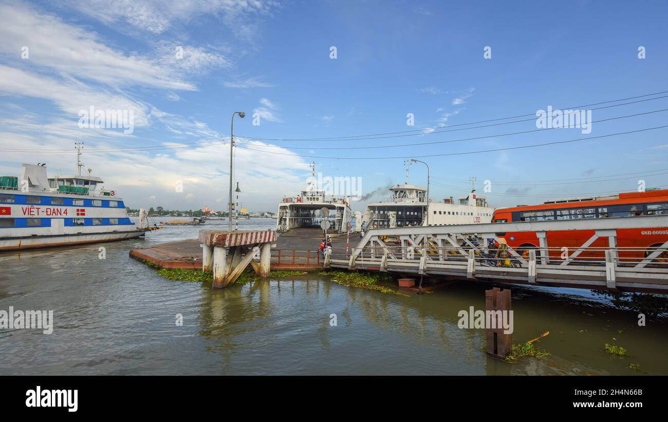 I traghetti VAM Cong si preparano per il trasferimento dei passeggeri sul fiume Mekong Foto Stock