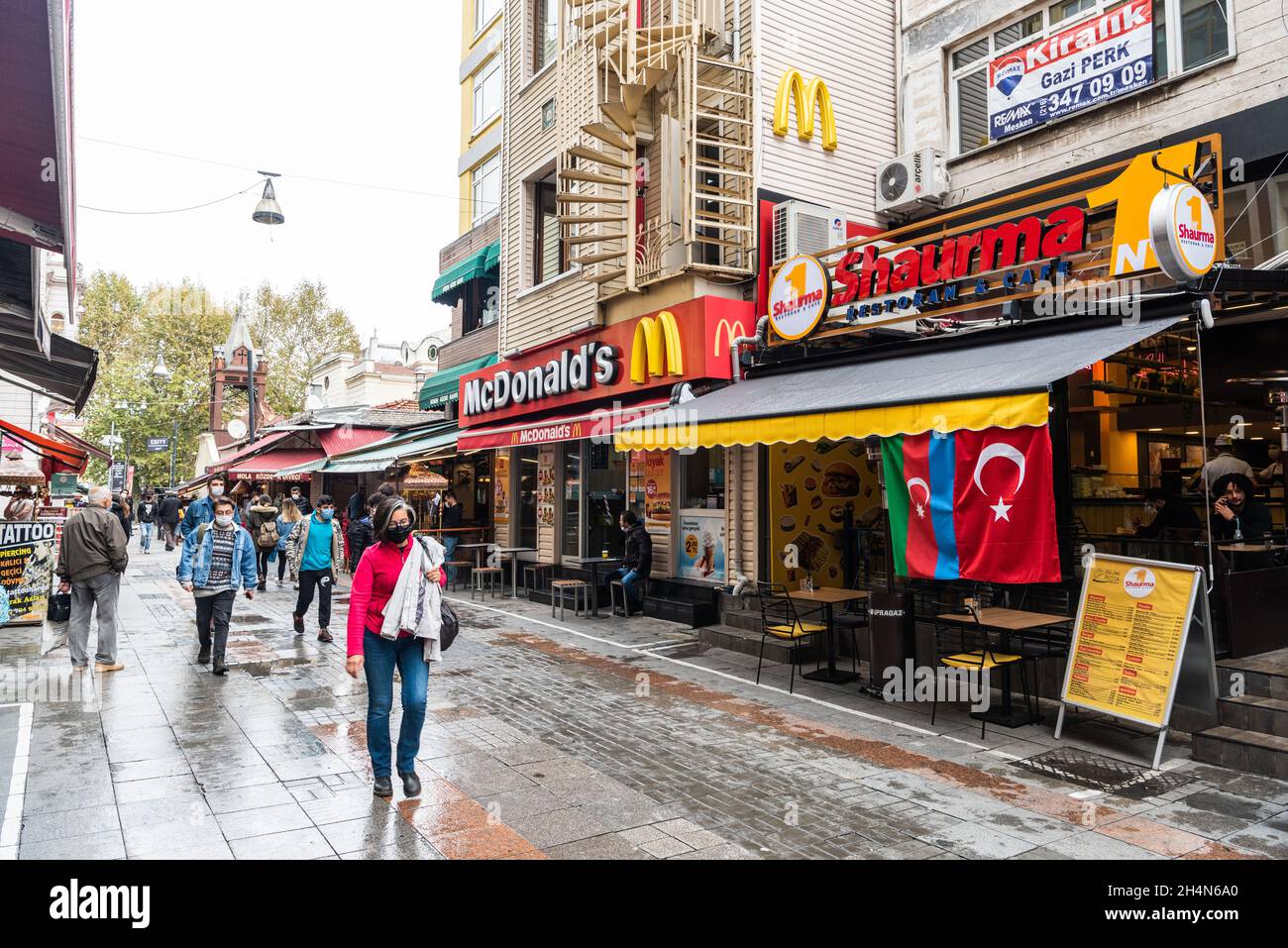 Istanbul, Turchia – 15 novembre 2020. Via Muhurdar Caddesi nel quartiere Kadikoy di Istanbul. Foto Stock