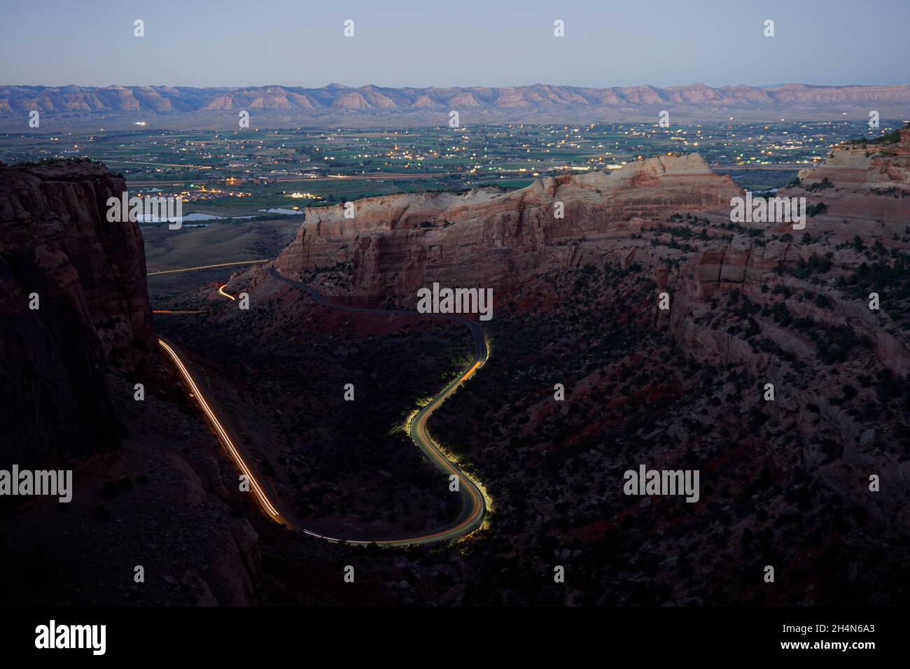 I percorsi delle luci dell'automobile lungo la strada del canyon di notte Foto Stock