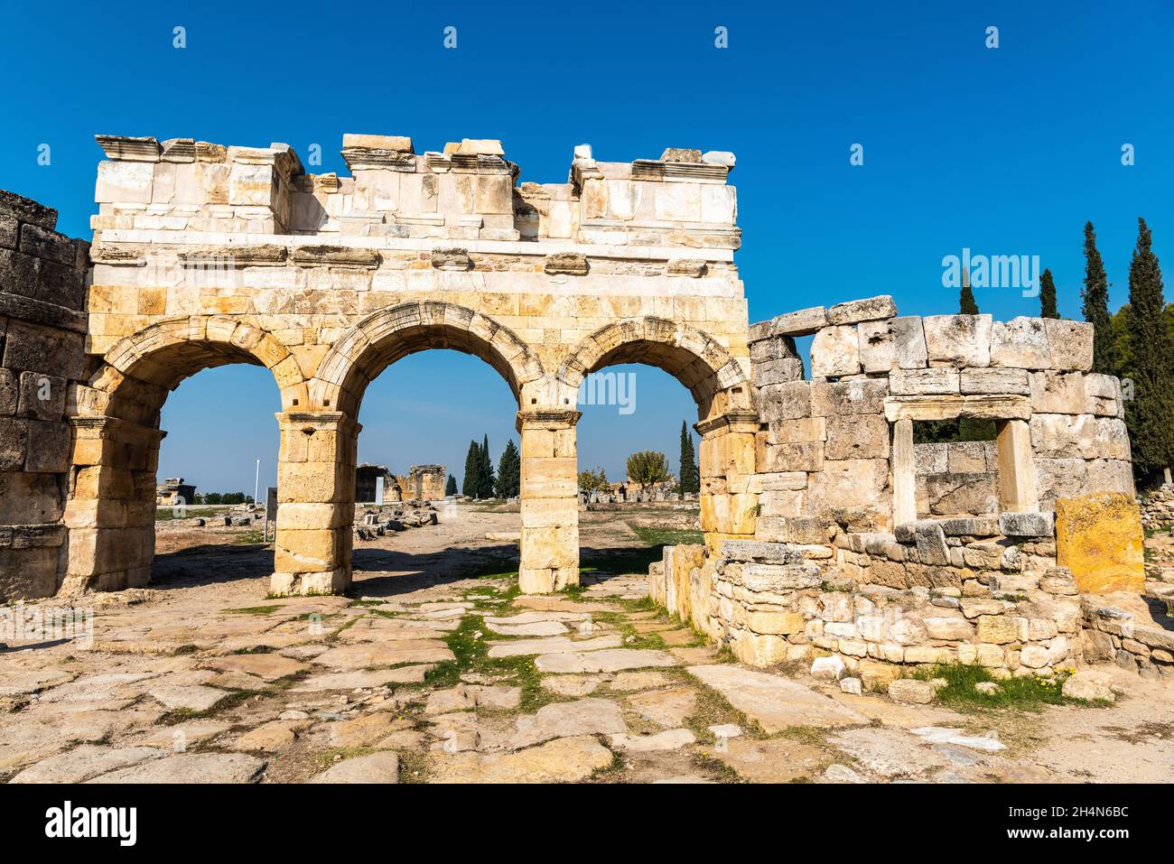 Pamukkale, Denizli, Turchia – 18 novembre 2020. Porta Frontinus a Hierapolis antico sito nella provincia di Denizli in Turchia. Questo è il monumentale entran Foto Stock