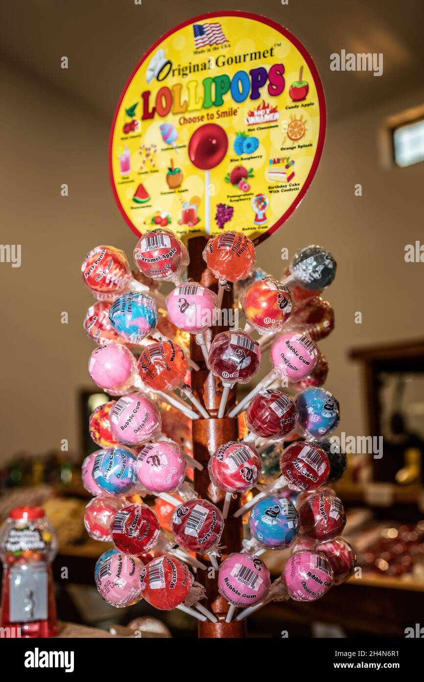 Mostra di Lollipops Gourmet originali in tutti i sapori al dolcemente Kismet Candy Store a Carlton, Minnesota USA. Foto Stock