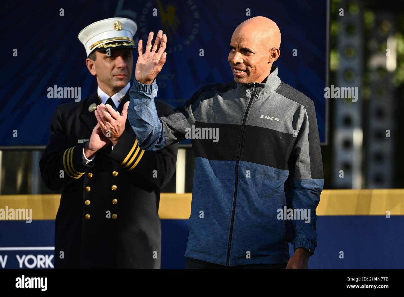 New York, Stati Uniti. 03 novembre 2021. MEB Keflezighi (r), medaglia olimpica, ex campione della maratona di New York City, e induttore della Hall of Fame 2019 di NYRR, partecipa al dipinto della Cerimonial Blue Line per la 50a corsa della maratona di New York City, a Central Park a New York City, 3 novembre 2021, La maratona di New York City si terrà il 7 novembre e si prevede che attira circa 30,000 corridori. (Foto di Anthony Behar/Sipa USA) Credit: Sipa USA/Alamy Live News Foto Stock