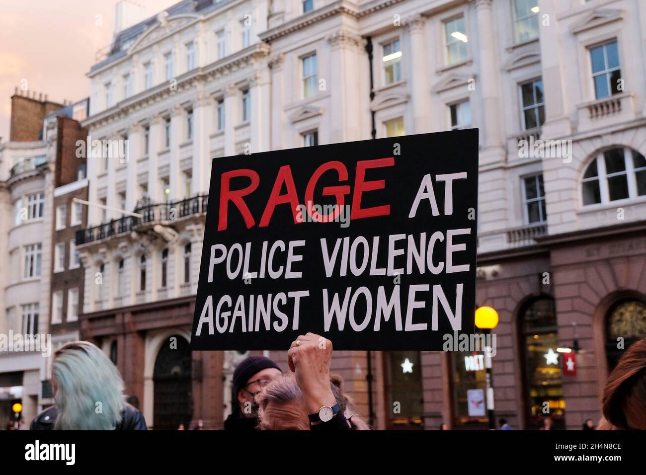 Londra, Regno Unito. Suore Uncut e altre organizzazioni protestano contro la violenza della polizia contro le donne al di fuori delle corti reali di giustizia. Foto Stock