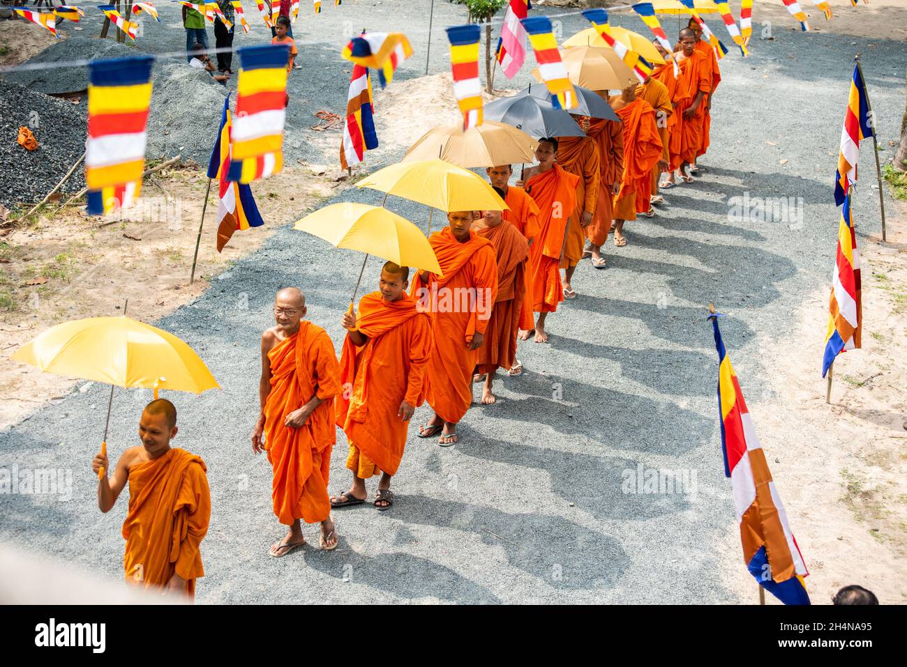 An Giang 21 settembre 2019. I monaci buddisti Theravada eseguono rituali religiosi intorno al tempio Foto Stock
