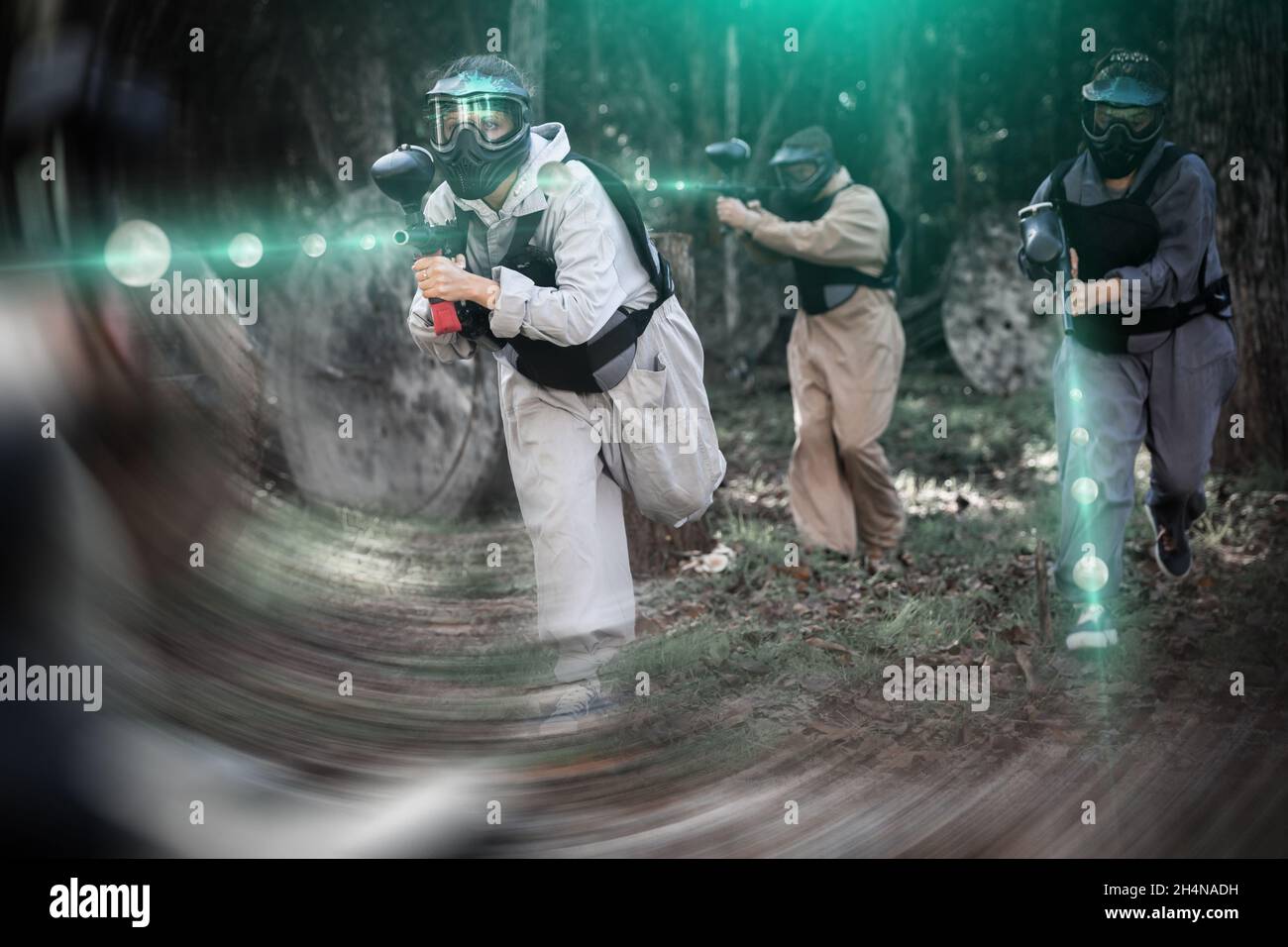 Squadre che giocano a paintball all'aperto Foto Stock