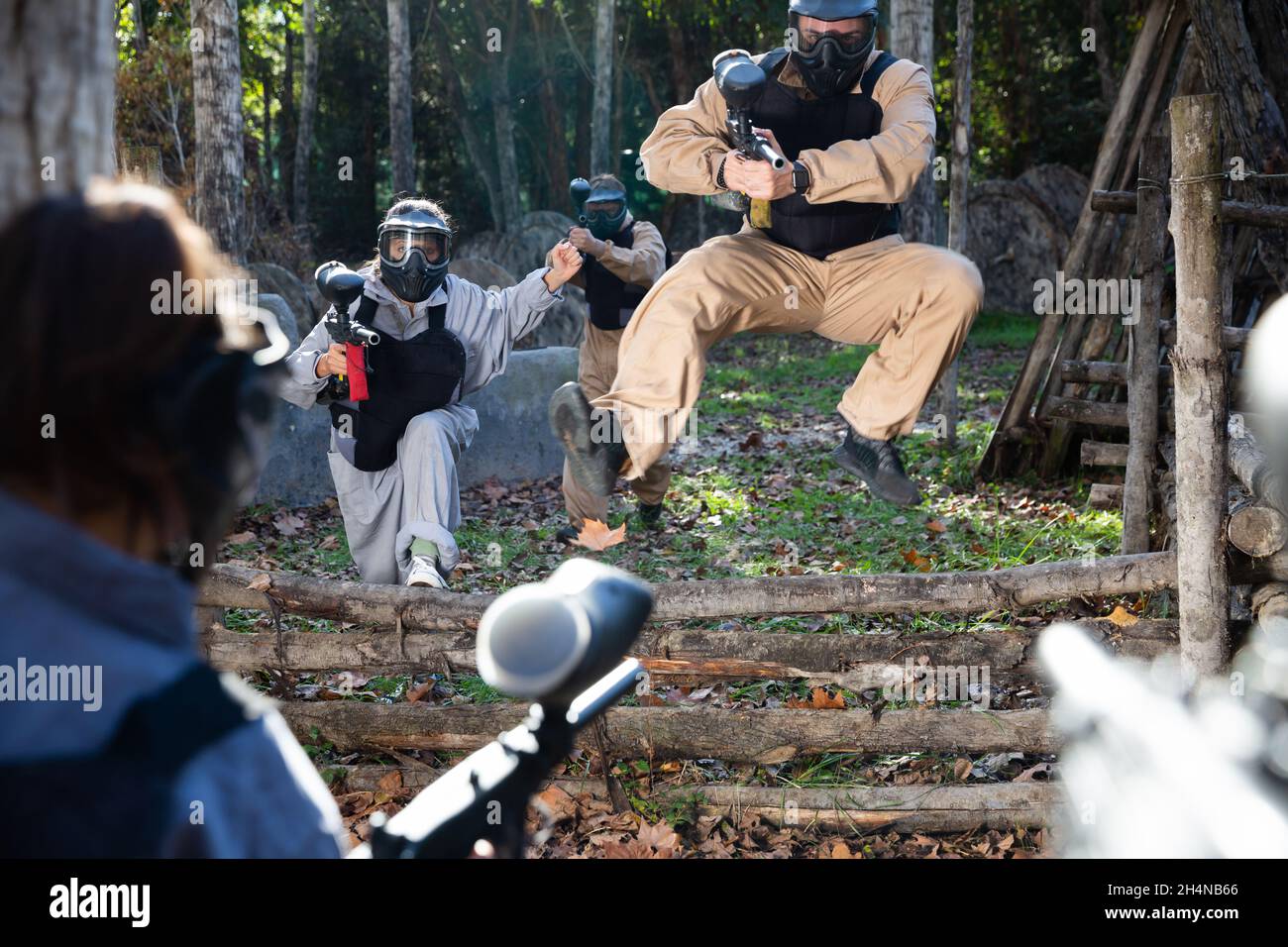 Persone che giocano a paintball all'aperto Foto Stock