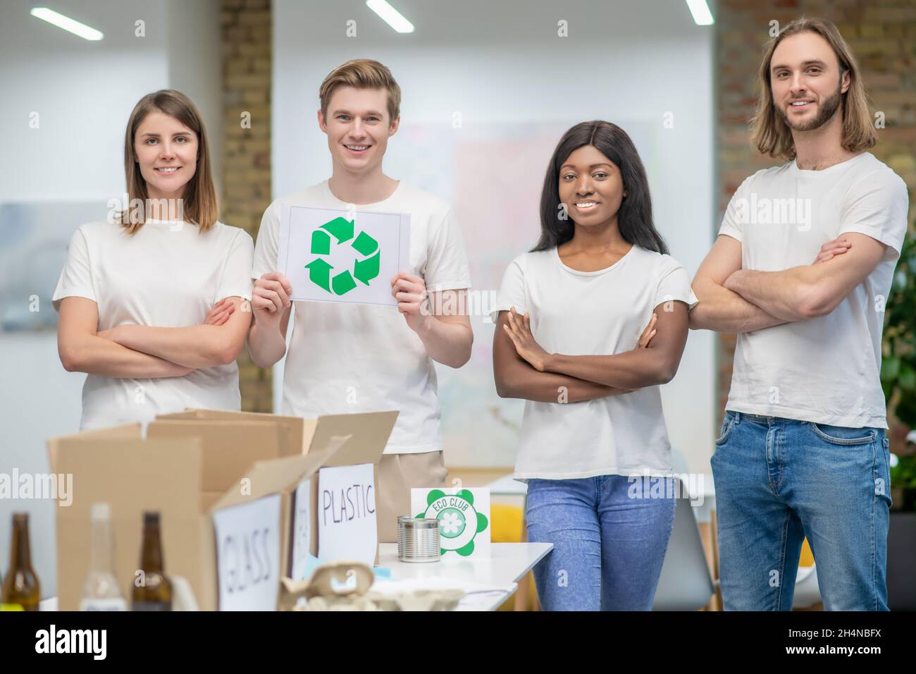 Giovani ecologi che lavorano in un centro di riciclaggio Foto Stock
