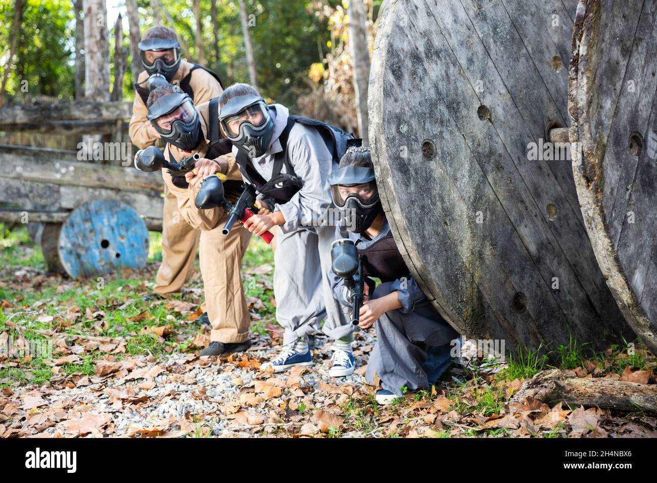 Giocatori di paintball che puntano all'aperto Foto Stock