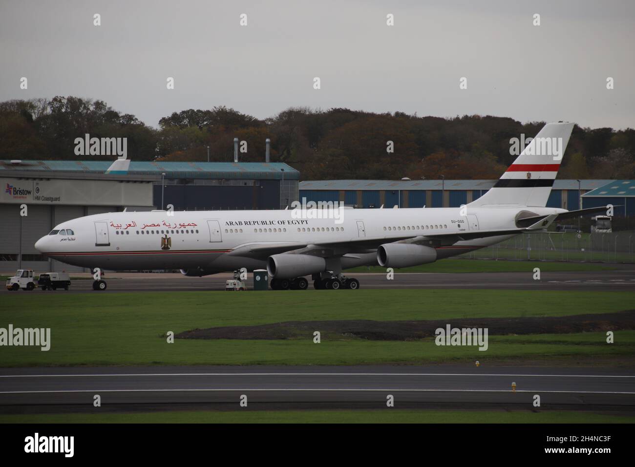 SU-GGG, un Airbus A340-211 gestito dal governo egiziano in un ruolo VIP, all'aeroporto di Prestwick in Ayrshire, Scozia. L'aereo si trovava in Scozia per portare i delegati egiziani al summit COP26 sul cambiamento climatico che si tenne nella vicina Glasgow. Foto Stock