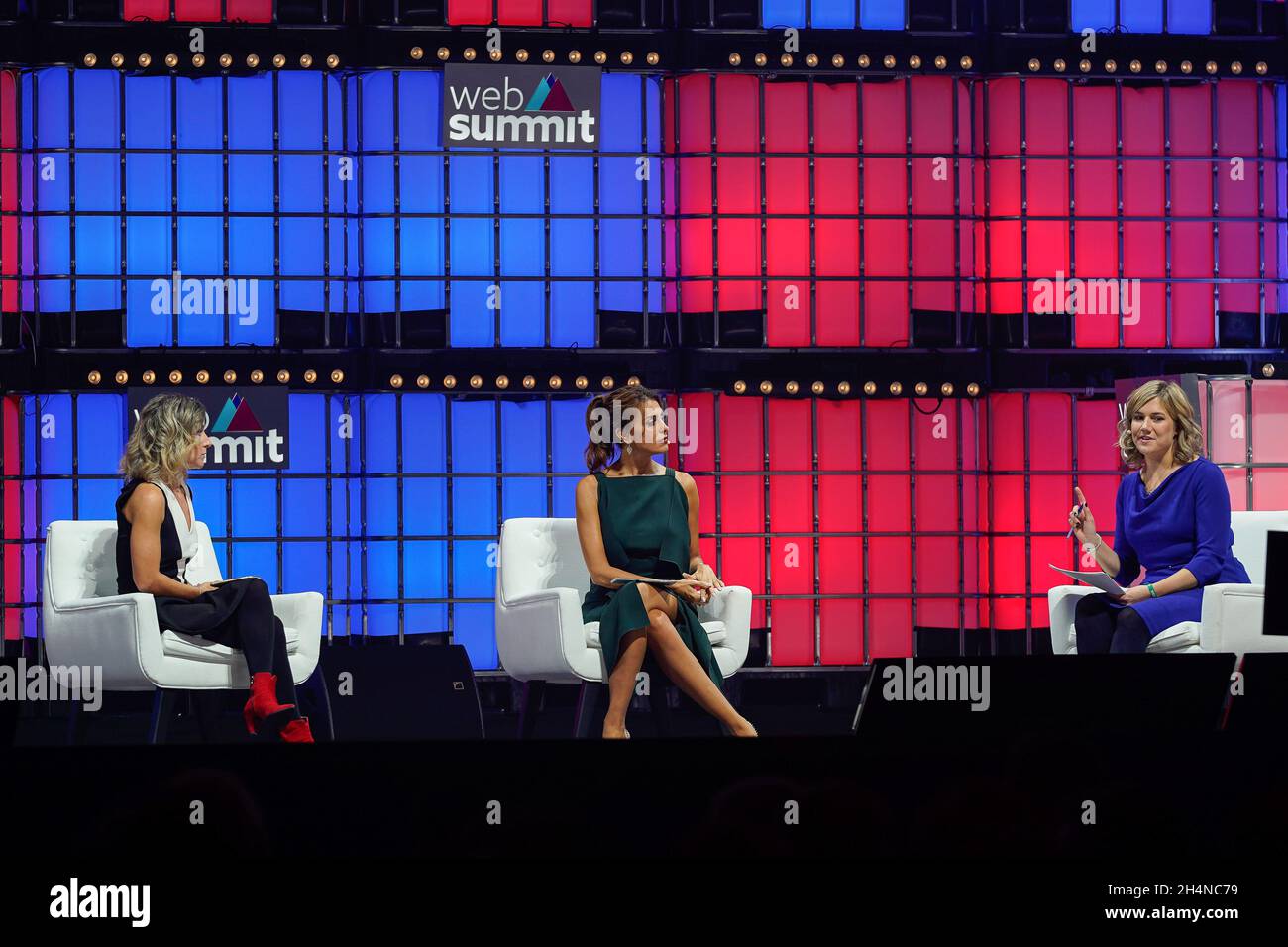 Lisbona, Portogallo. 03 novembre 2021. Sofia Nunes, co-fondatore e responsabile della diversità, dell'equità e dell'inclusione a Mambu (L), Catarina Furtado, Ambasciatore delle Nazioni Unite all'UNFPA (C) e Charlotte Jee, staff Writer al MIT Tech Review (R), si rivoltano al pubblico durante il terzo giorno del Web Summit 2021 al Parque das Nacoes di Lisbona. Credit: SOPA Images Limited/Alamy Live News Foto Stock Lisbona, Portogallo. 03 novembre 2021. Sofia Nunes, co-fondatore e responsabile della diversità, dell'equità e dell'inclusione a Mambu (L), Catarina Furtado, Ambasciatore delle Nazioni Unite all'UNFPA (C) e Charlotte Jee, staff Writer al MIT Tech Review (R), si rivoltano al pubblico durante il terzo giorno del Web Summit 2021 al Parque das Nacoes di Lisbona. Credit: SOPA Images Limited/Alamy Live News Foto Stock