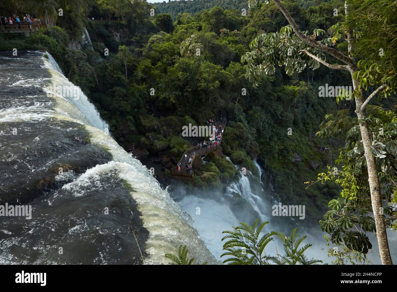 Turisti in osservazione dalle Cascate di Iguazu, sul confine Argentina - Brasile, Sud America Foto Stock