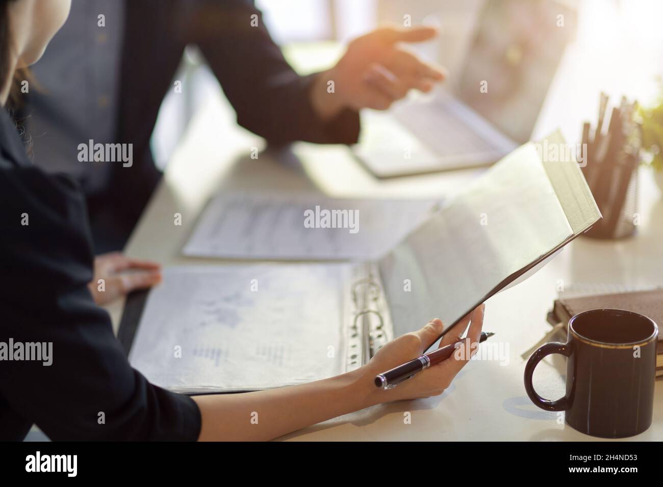 Scatto corto del lavoratore del team aziendale che discute e consulti sul progetto di lavoro tramite tablet portatile. Foto Stock