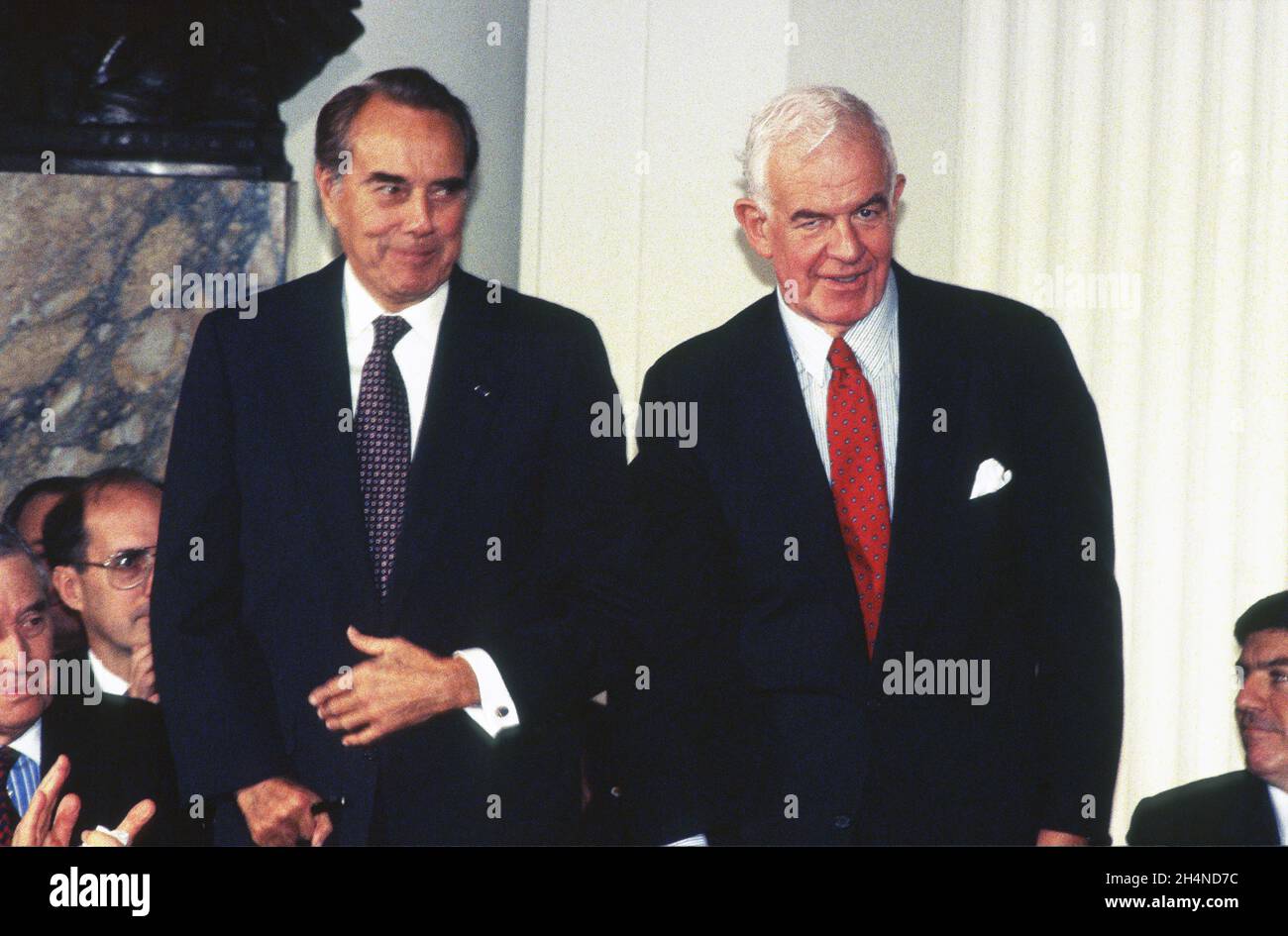 Bob Dole (repubblicano del Kansas), a sinistra, e Presidente della Camera dei rappresentanti degli Stati Uniti Tom Foley (democratico di Washington), a destra, partecipano alla firma del Trattato GATT multinazionale presso l'Organizzazione degli Stati Uniti edificio a Washington, DC giovedì 8 dicembre 1994.credito: Ron Sachs / CNP / MediaPunch Foto Stock