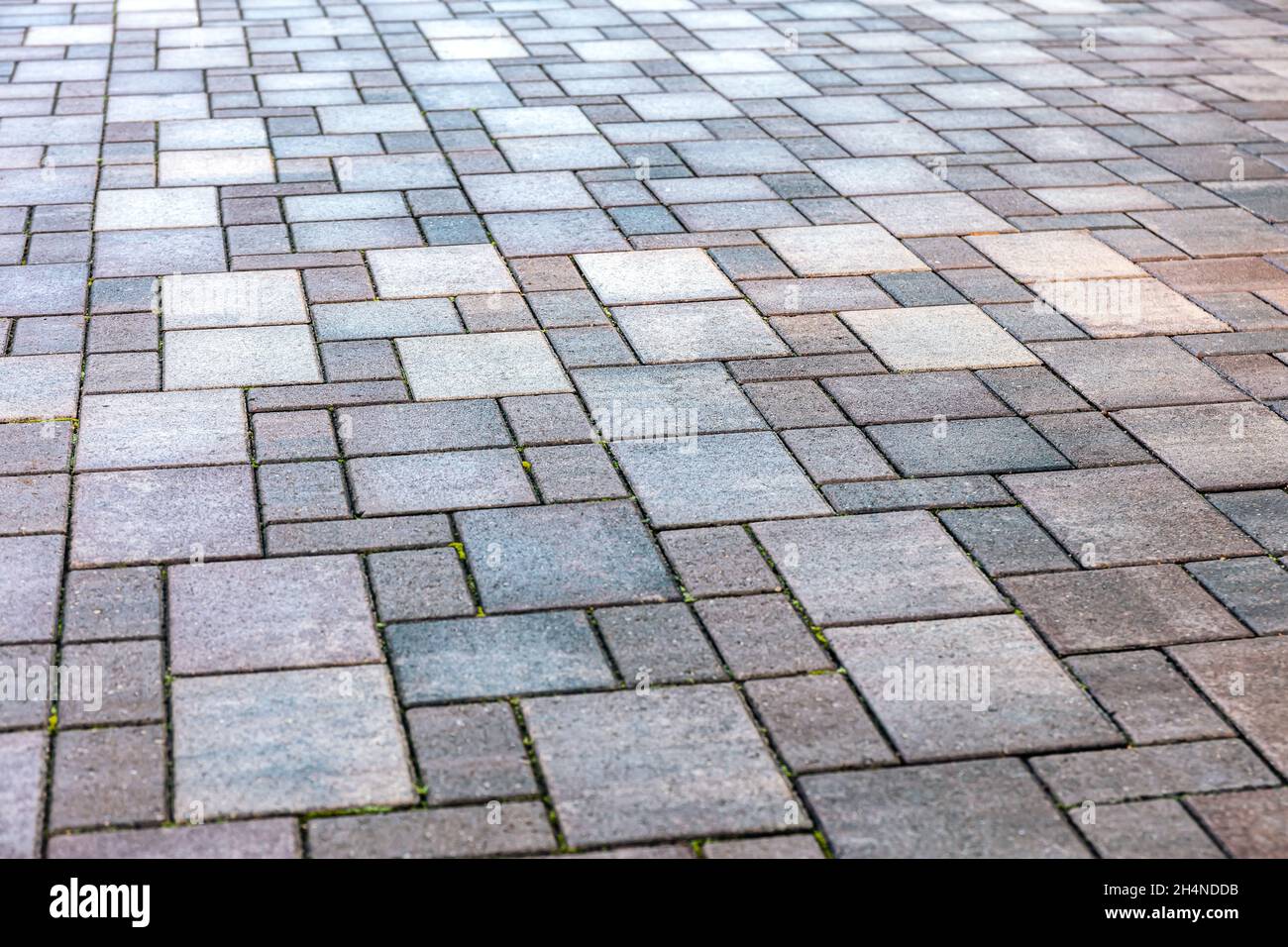 marciapiede in cemento bagnato dopo la pioggia. pavimentazione grigia e moderna texture di fondo. Foto Stock