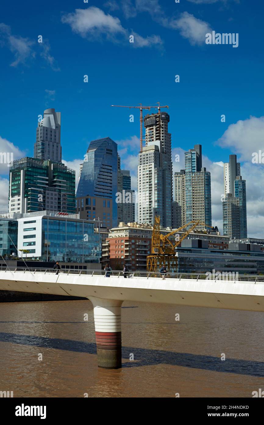 Puente de la Mujer (Ponte della Donna) attraverso Rio Darsena sur, e nuovi blocchi torre, Puerto Madero, Buenos Aires, Argentina, Sud America Foto Stock