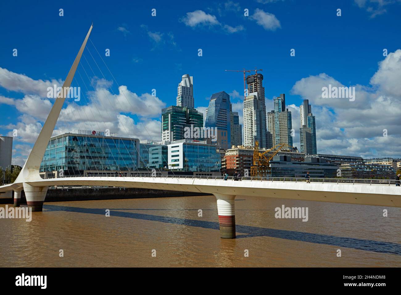 Puente de la Mujer (Ponte della Donna) attraverso Rio Darsena sur, e nuovi blocchi torre, Puerto Madero, Buenos Aires, Argentina, Sud America Foto Stock