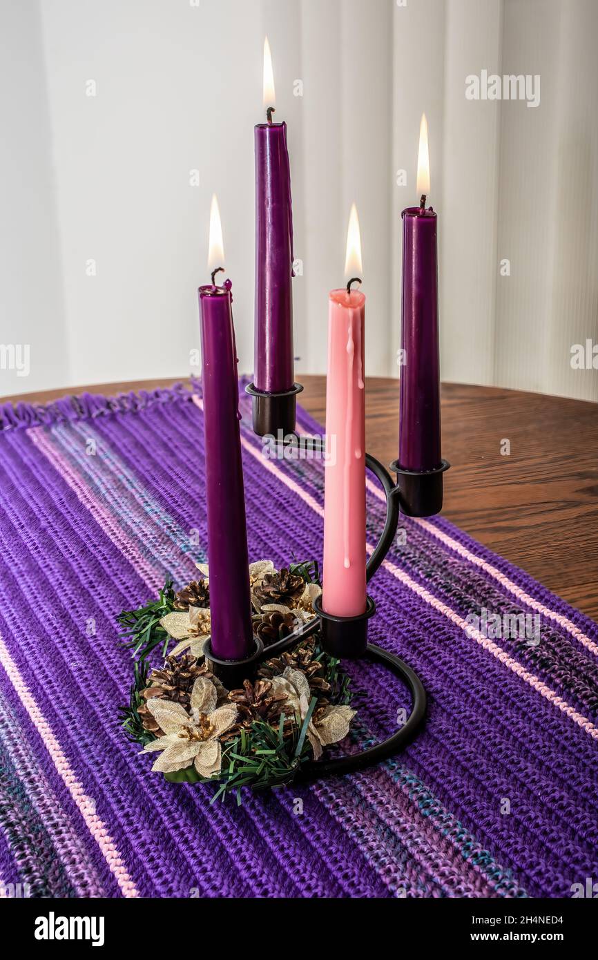 Le candele dell'avvento con una corona di fiori su un corridore casalingo della tabella uncheted. Foto Stock