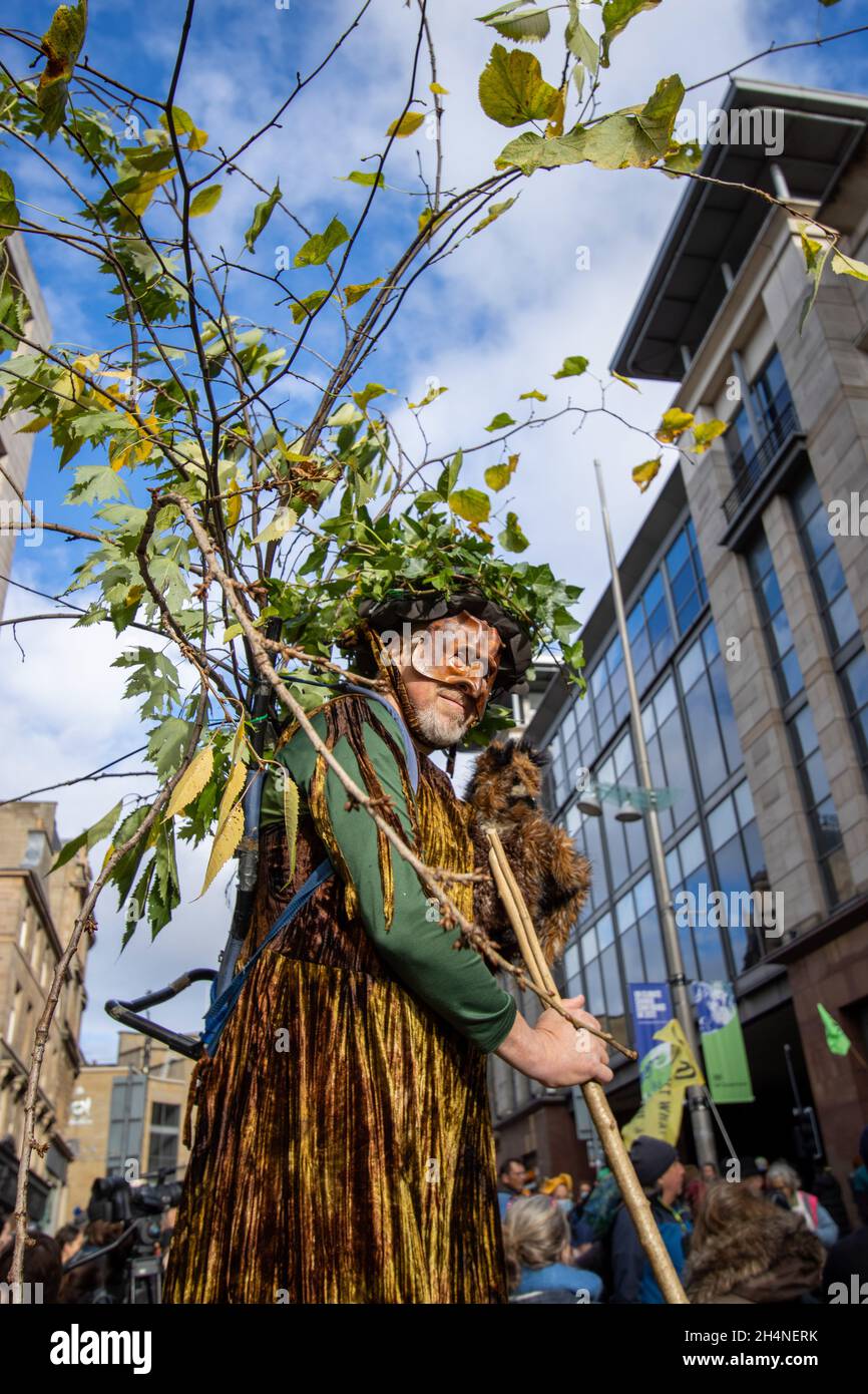Un attivista ha visto vestito con un costume da albero durante la