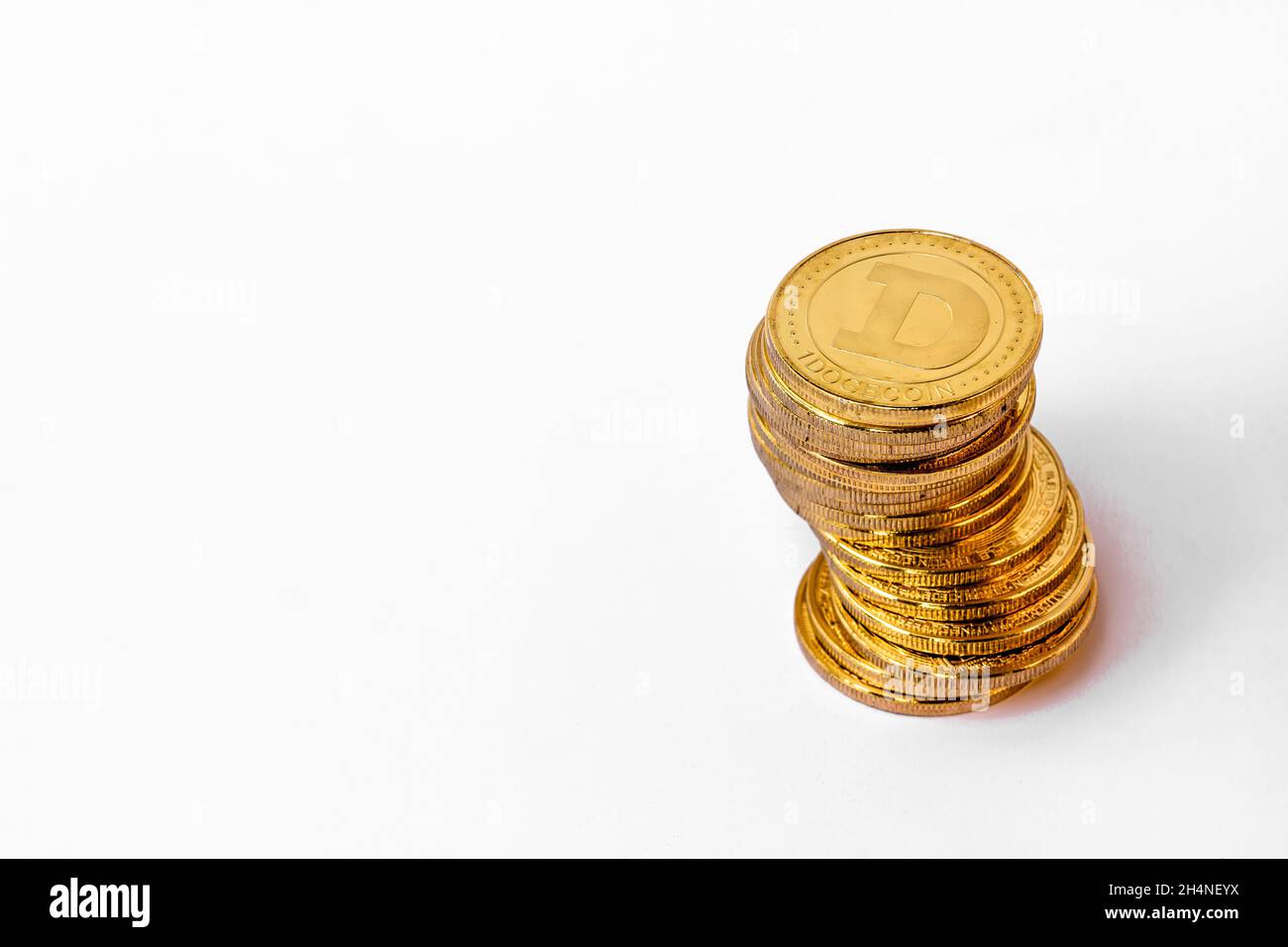 Un mucchio di Dogecoin che ha un colore oro che è attualmente popolare e ha un valore crescente rispetto al dollaro US. Per il pagamento, finanziamento Foto Stock