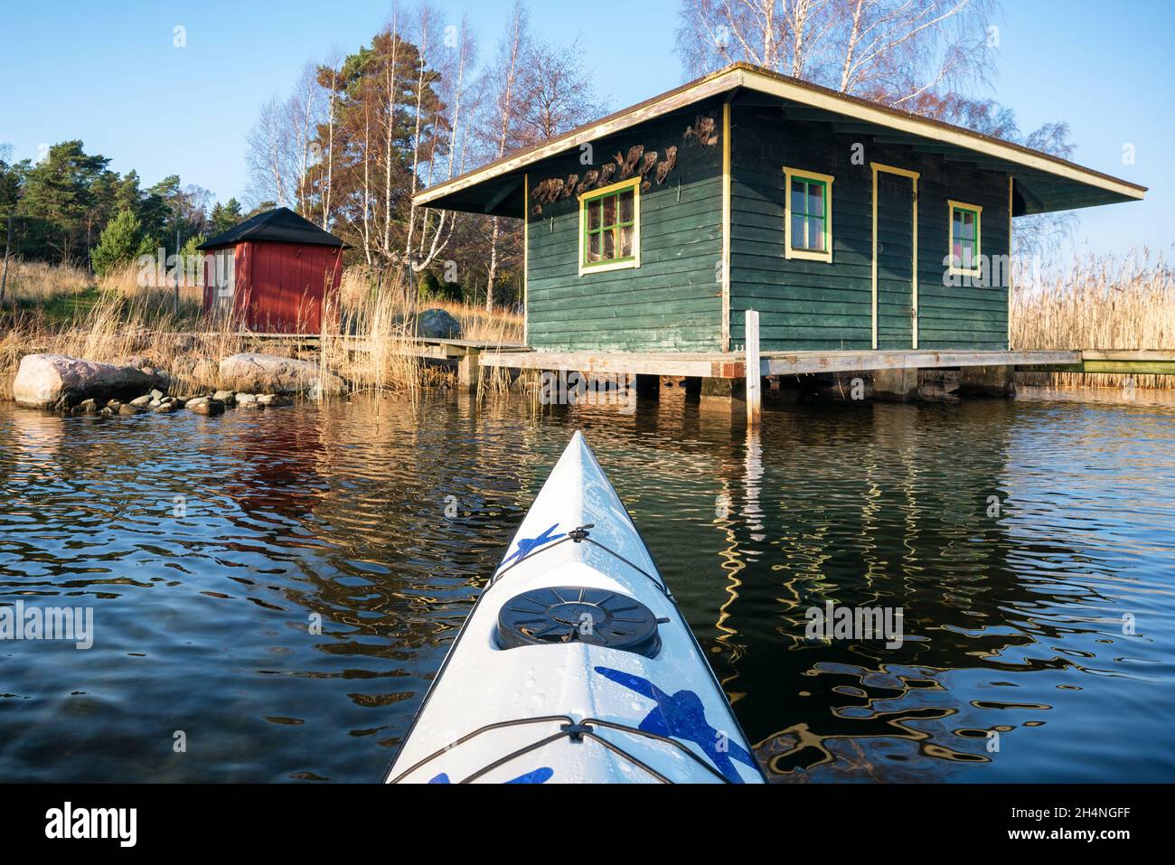I trofei di pesca si sono inchiodati al muro di una boathouse nell'arcipelago di Espoo, in Finlandia Foto Stock