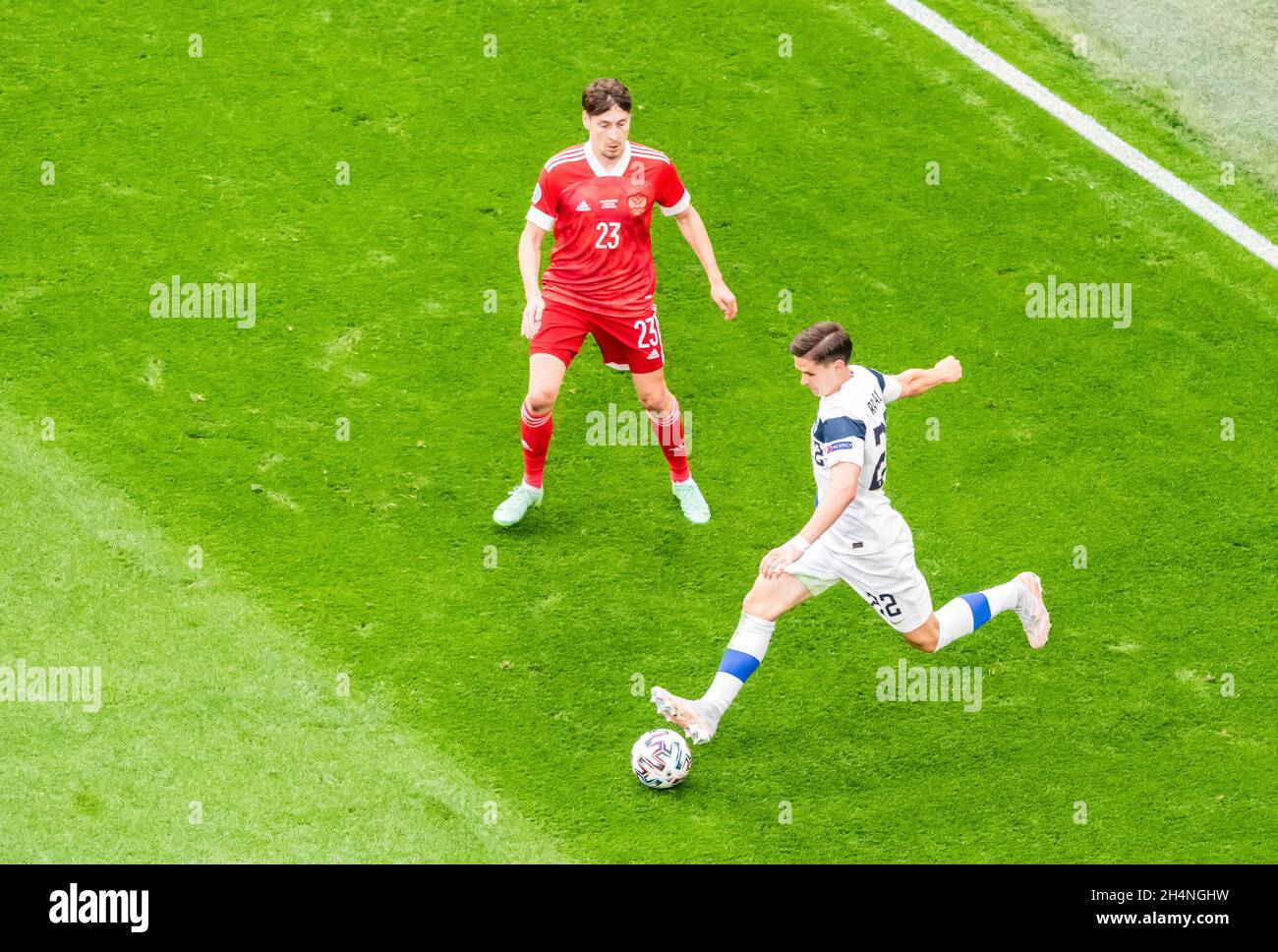 San Pietroburgo, Russia – 16 giugno 2021. Finlandia difensore nazionale della squadra di calcio Jukka Raitala contro il centrocampista russo Kuzyaev durante EURO 20 Foto Stock