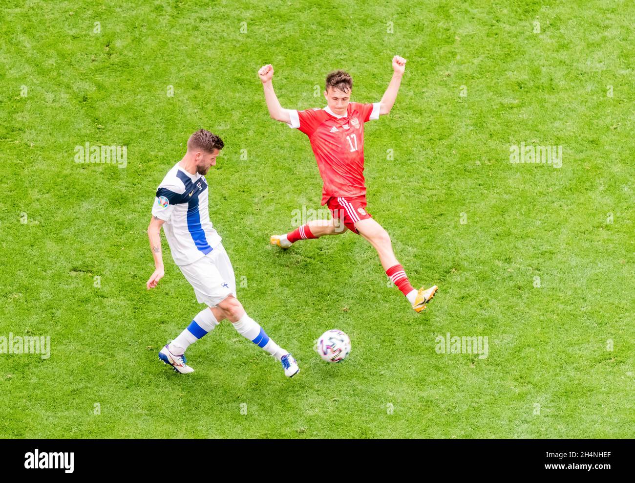 San Pietroburgo, Russia – 16 giugno 2021. Il difensore della Finlandia Joona Toivio e il centrocampista russo Aleksandr Golovin durante la partita EURO 2020 Finlandia vs Russ Foto Stock