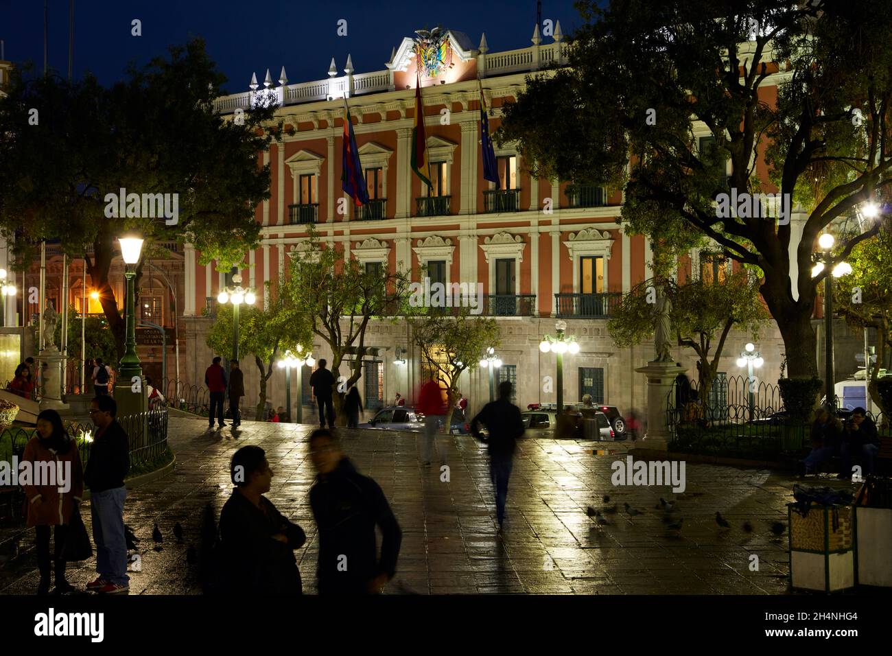 Palacio Quemado (Palazzo Presidenziale) al tramonto, e la gente in Plaza Murillo, la Paz, Bolivia, Sud America Foto Stock