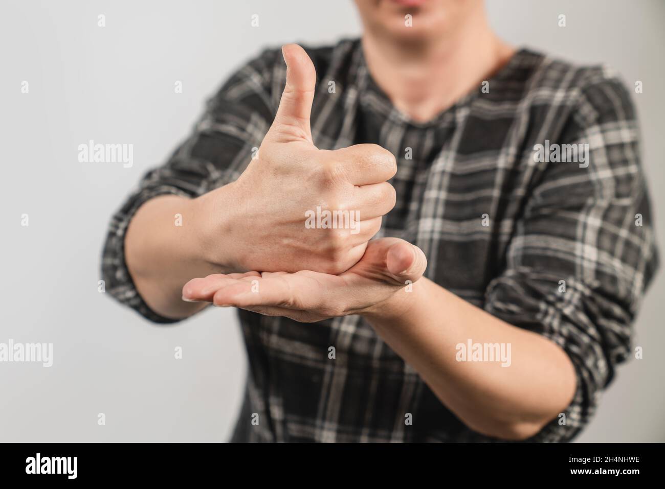 La donna sorda mostra la sua mano per aiuto o aiuto come linguaggio dei segni. Concetto di linguaggio del corpo sordo . Foto di alta qualità Foto Stock
