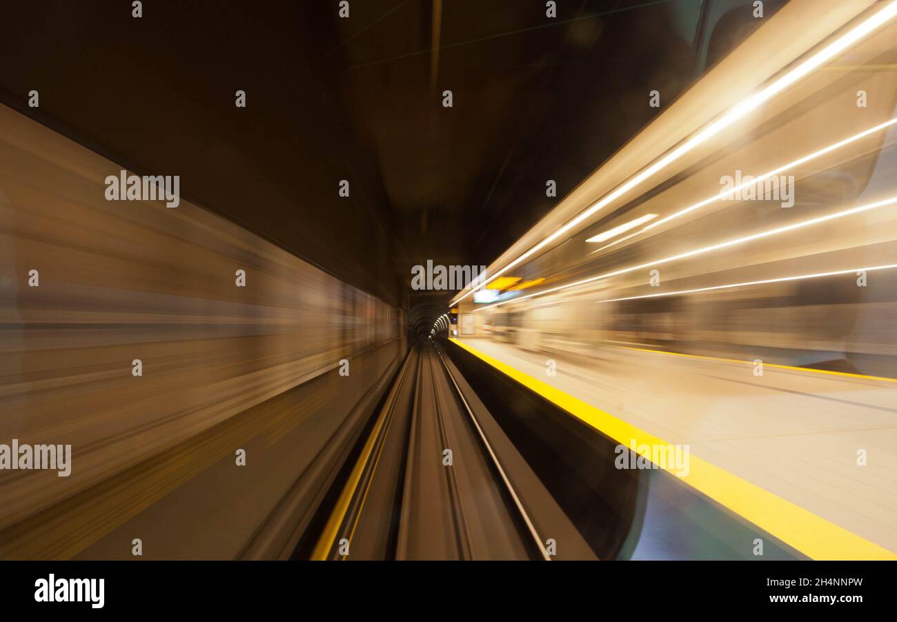 Viaggia veloce sul tunnel della metropolitana Foto Stock