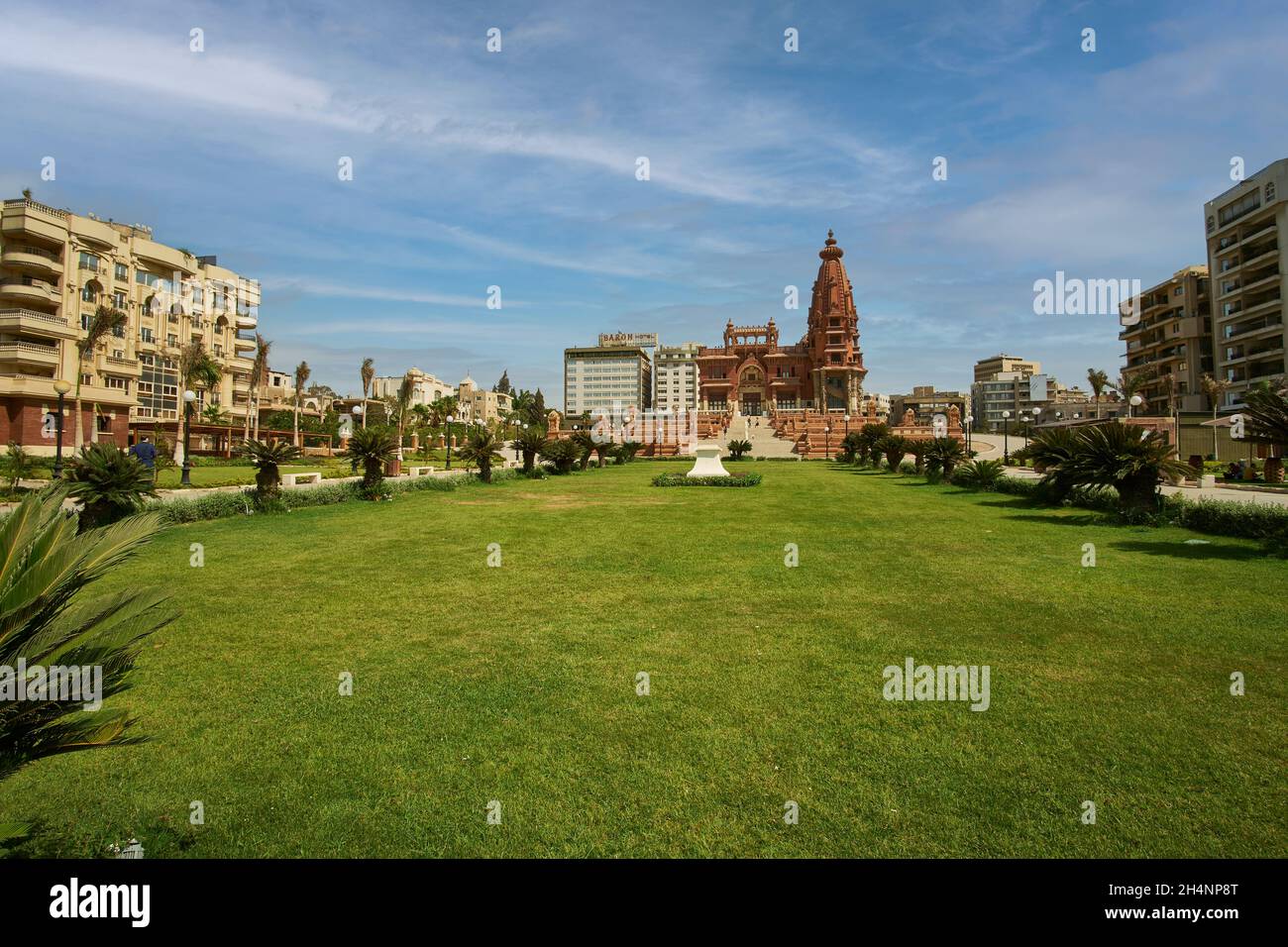 Baron Empain Palace (le Palais Hindu) al Cairo, Egitto esterno luce del giorno girato mostrando l'architettura unica del palazzo con giardino circostante Foto Stock