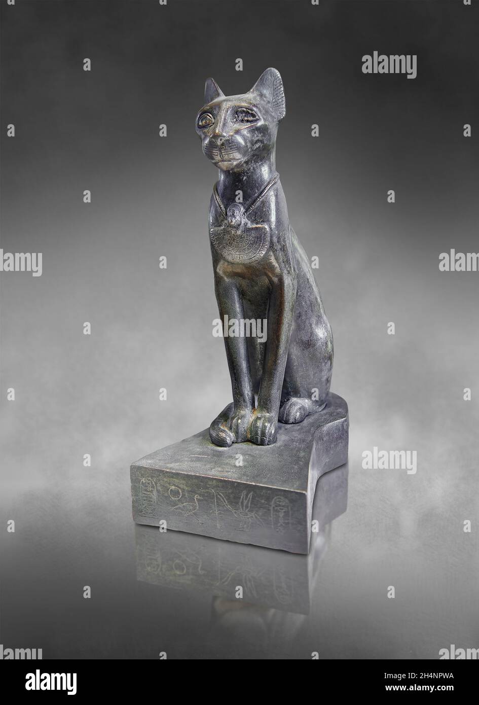 Statua egiziana scultura della dea Bastet come gatto, 664-610 AC, 26a dinastia, bronzo.. Museo del Louvre E2533. Regno di Psammetique 1. Inscriptio Foto Stock