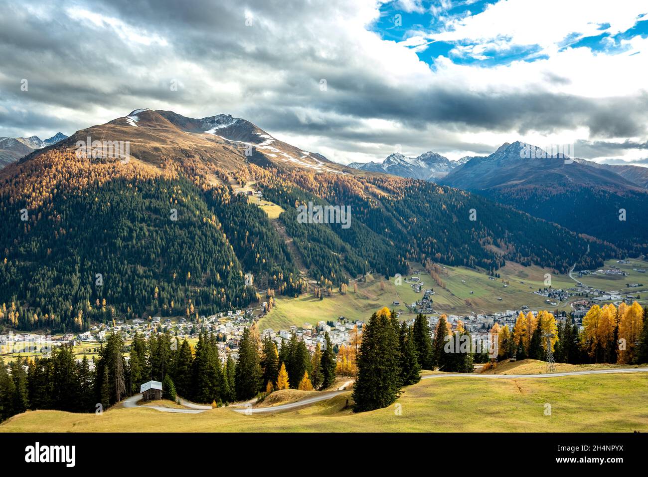 Vista da Schatzalp verso Davos nell'autunno 2021 Foto Stock