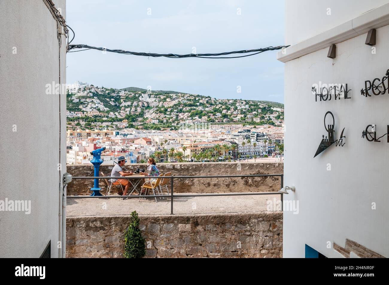 Coppia che beve un drink sulla terrazza, Peniscola, valencia, Spagna Foto Stock