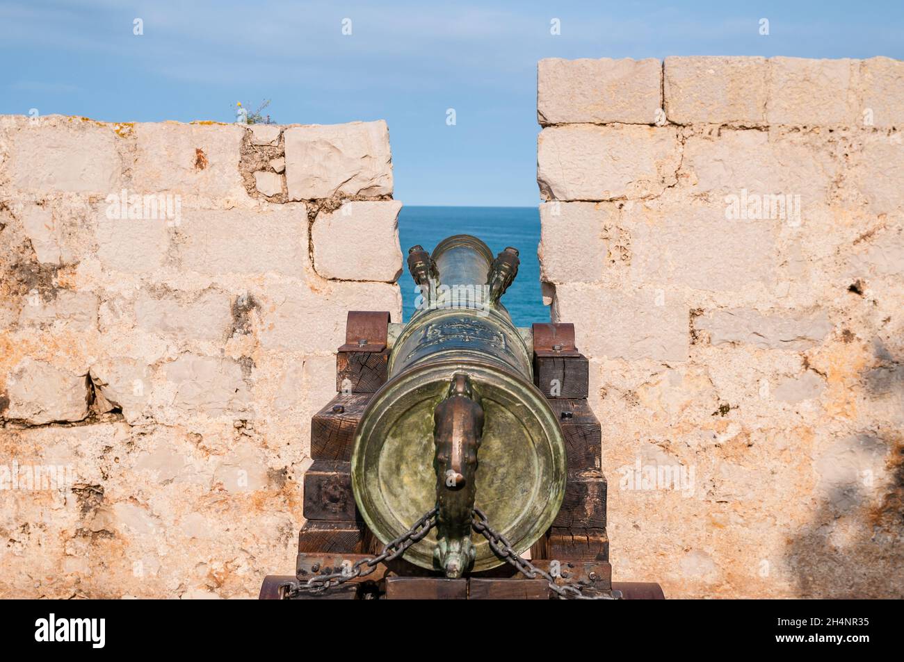 Vecchio cannone e le mura del castello di Peniscola, Parco dell'Artillery o Parque de Artillería, Peniscola, Spagna Foto Stock