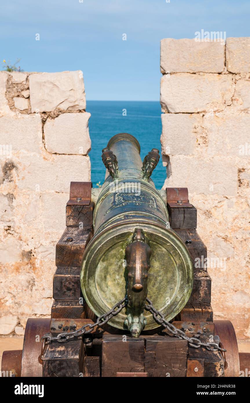 Vecchio cannone e le mura del castello di Peniscola, Parco dell'Artillery o Parque de Artillería, Peniscola, Spagna Foto Stock