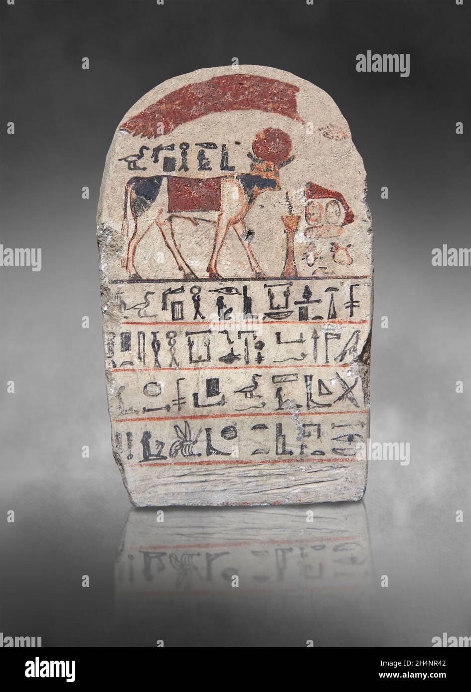 Antica stele egizia di Apis, 664-395 a.C., 16a dinastia, Saqqara, calcare. Museo del Louvre Parigi inv 2858. API il toro, in piedi, disco solare, b Foto Stock