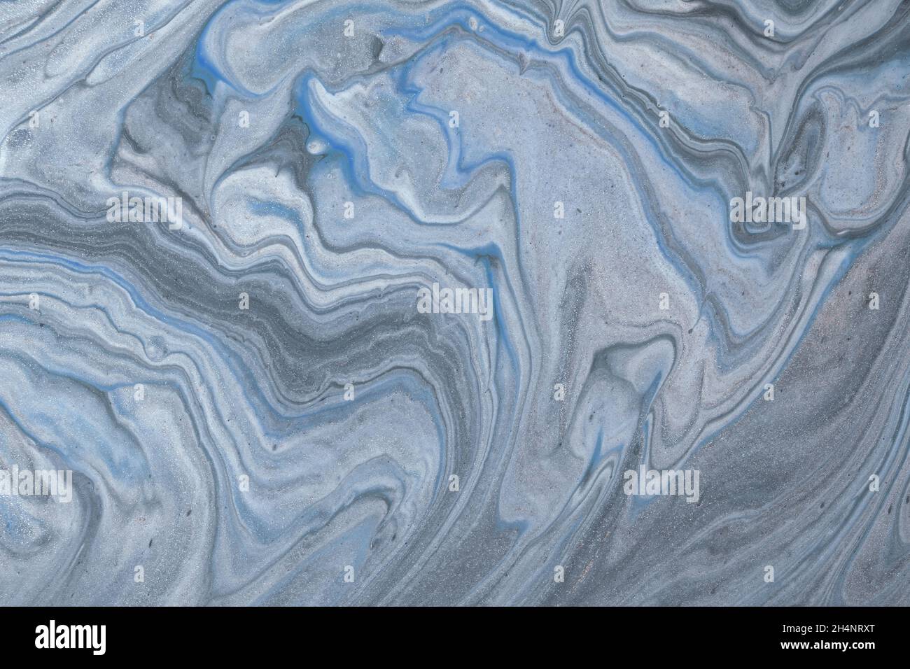 Astratto fluido arte sfondo chiaro blu e grigio colori. Marmo liquido. Pittura acrilica su tela con gradiente argento. Sfondo acquerello con wav Foto Stock